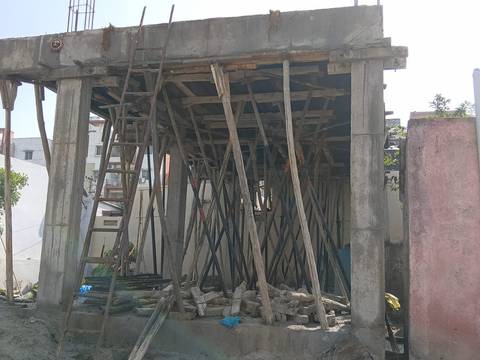 Slab centering and shuttering for a new floor